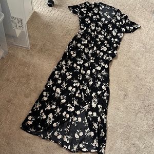 Dynamite Maxi Dress Short Sleeve V-Neck (Black/White - Size Large)